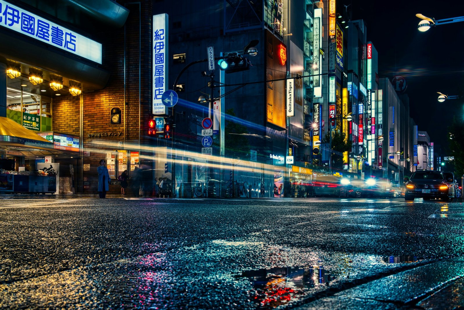 Rue de Tokyo la nuit illuminée par les enseignes lumineuses — terrain de jeu réel des Gami-Vacations