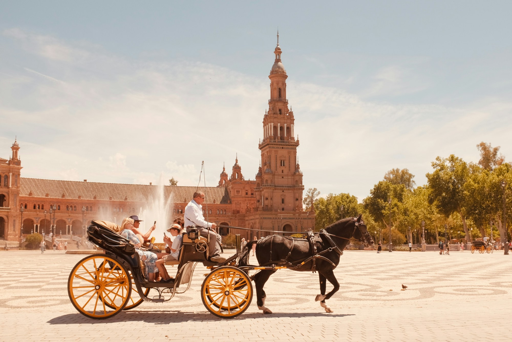 Calèche tirée par des chevaux dans les rues de Séville