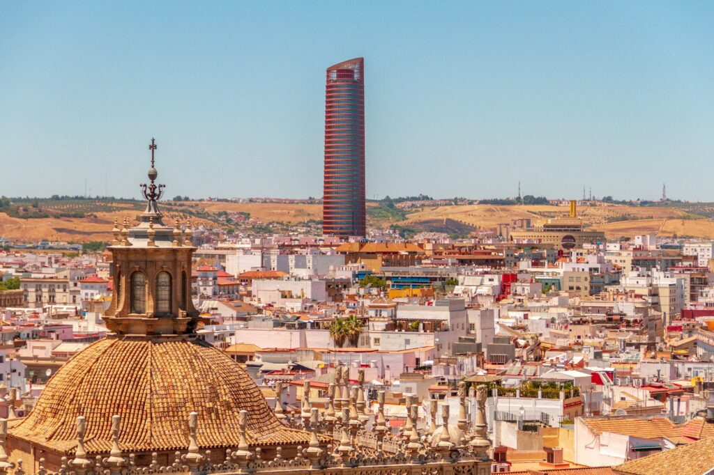 Vue panoramique coloree sur les toits de Seville, capitale de l'Andalousie