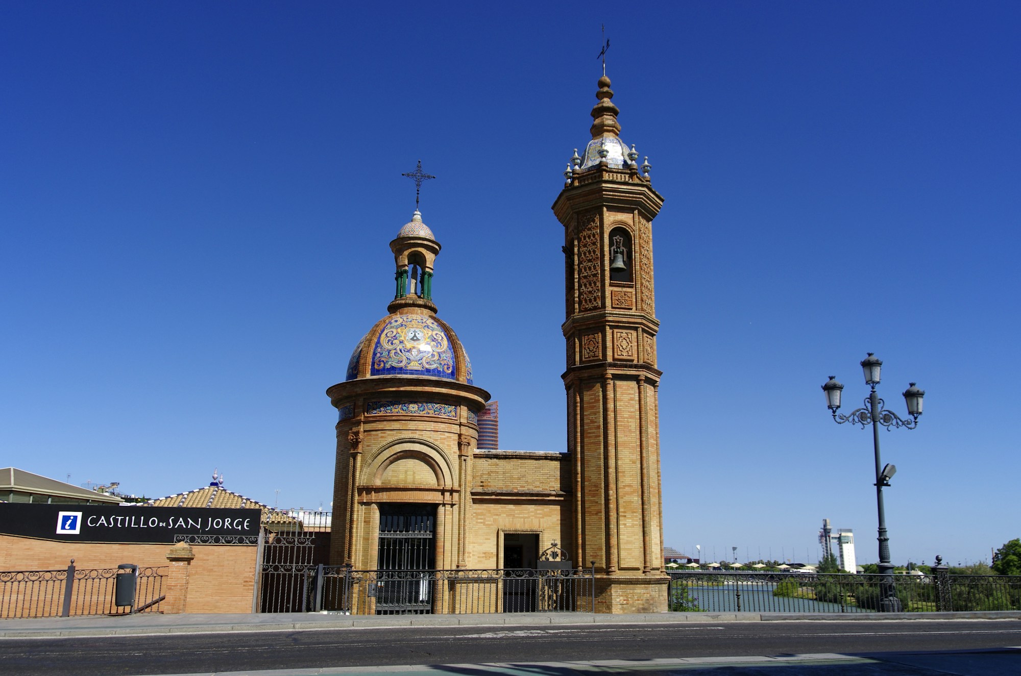 Vue du quartier de Triana à Séville avec ses façades colorées au bord du Guadalquivir