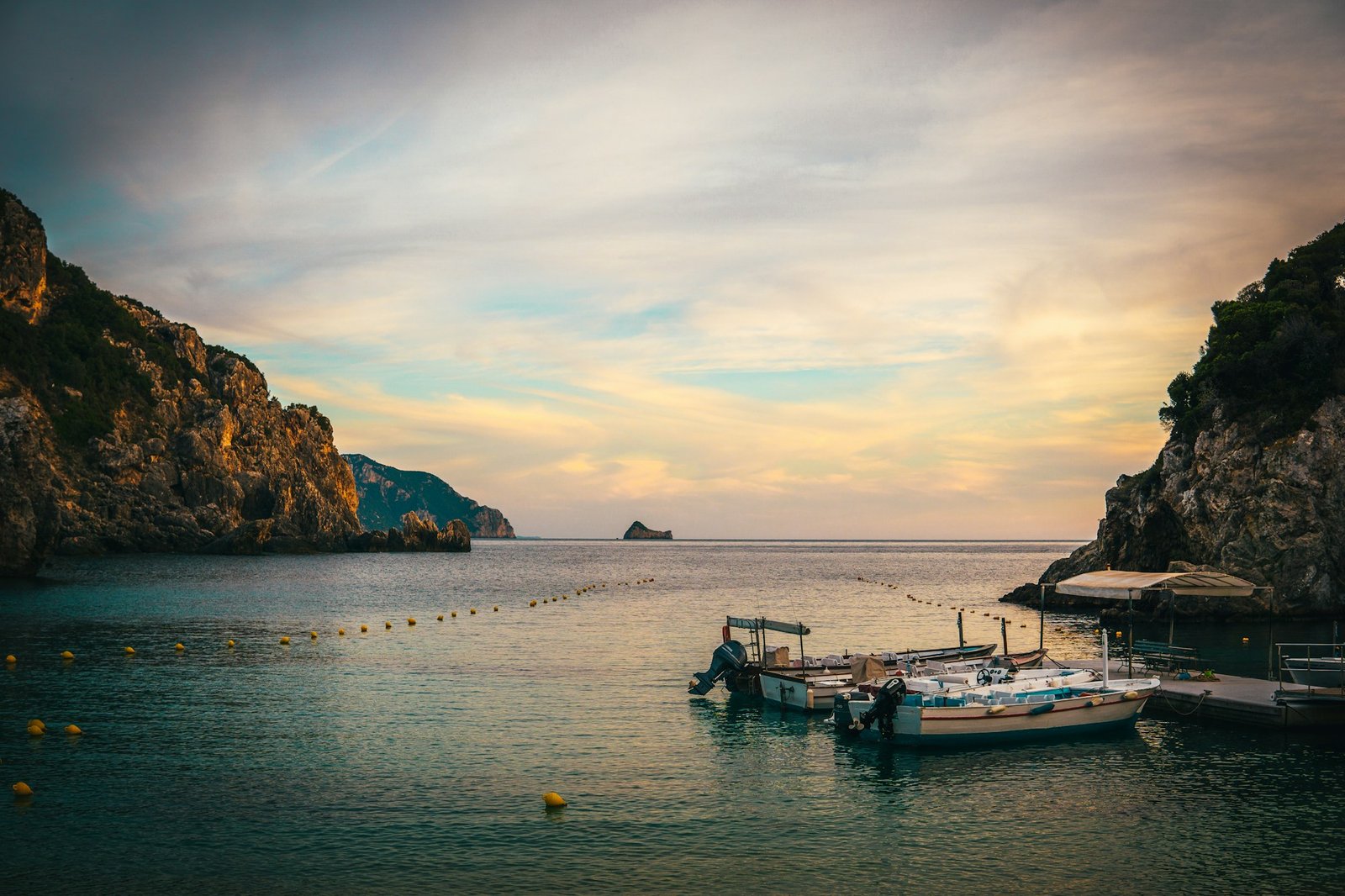 Barcos en las aguas cristalinas de Corfú en Grecia