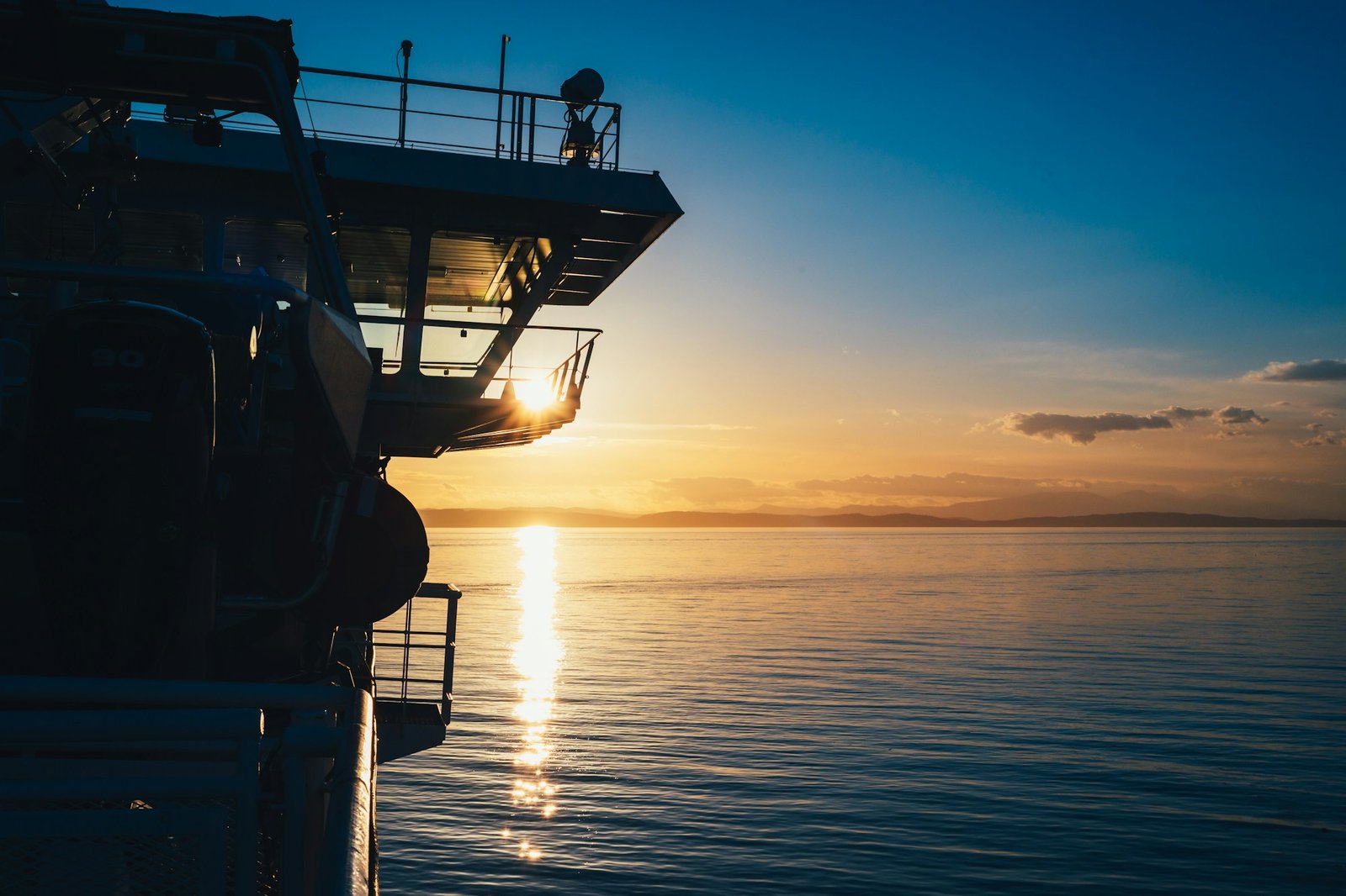 Puesta de sol sobre el mar Mediterráneo desde un ferry