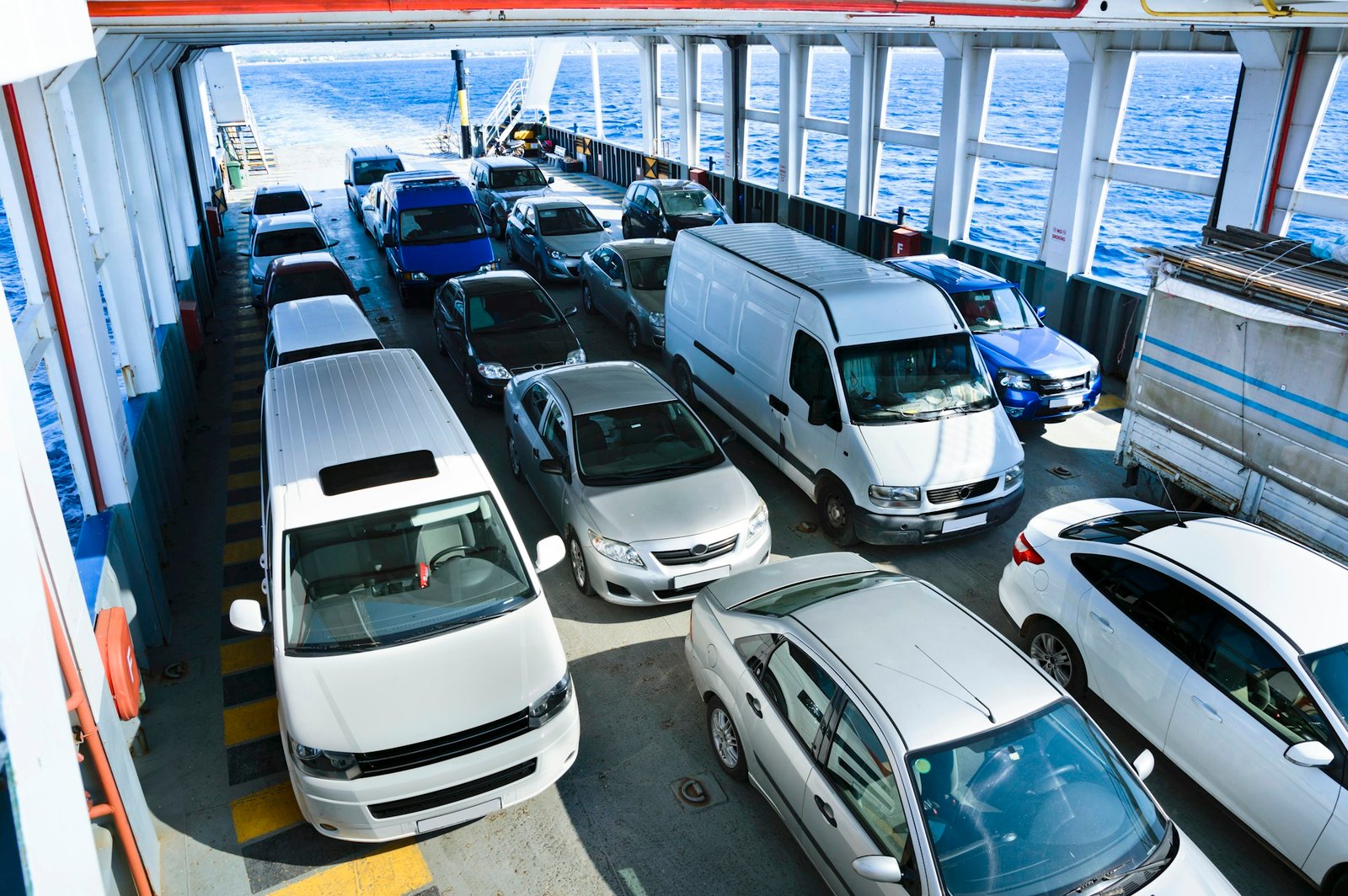Coches alineados en la cubierta de un car-ferry