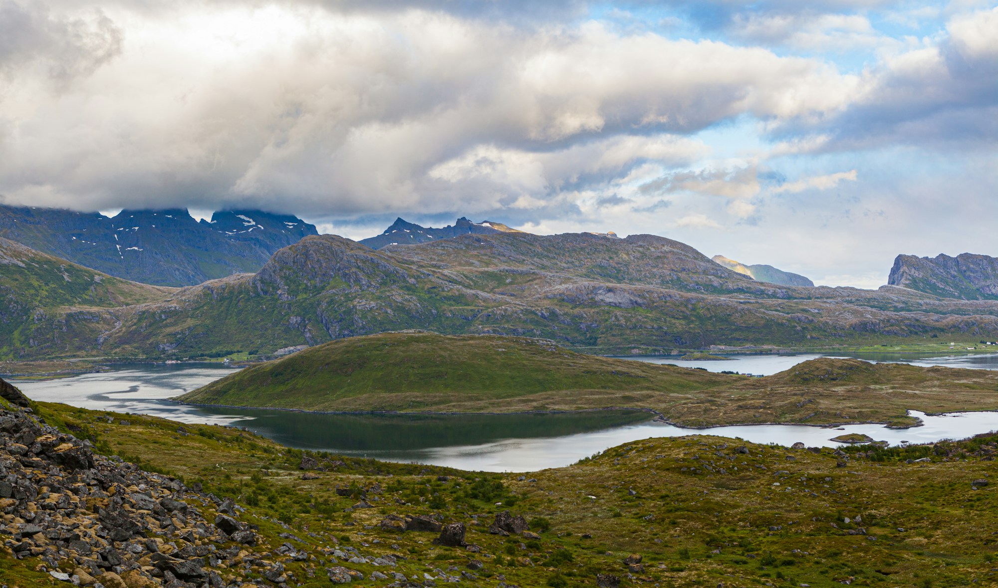 Vue aérienne des fjords des îles Lofoten en Norvège, paysage de montagnes verdoyantes plongeant dans des eaux profondes