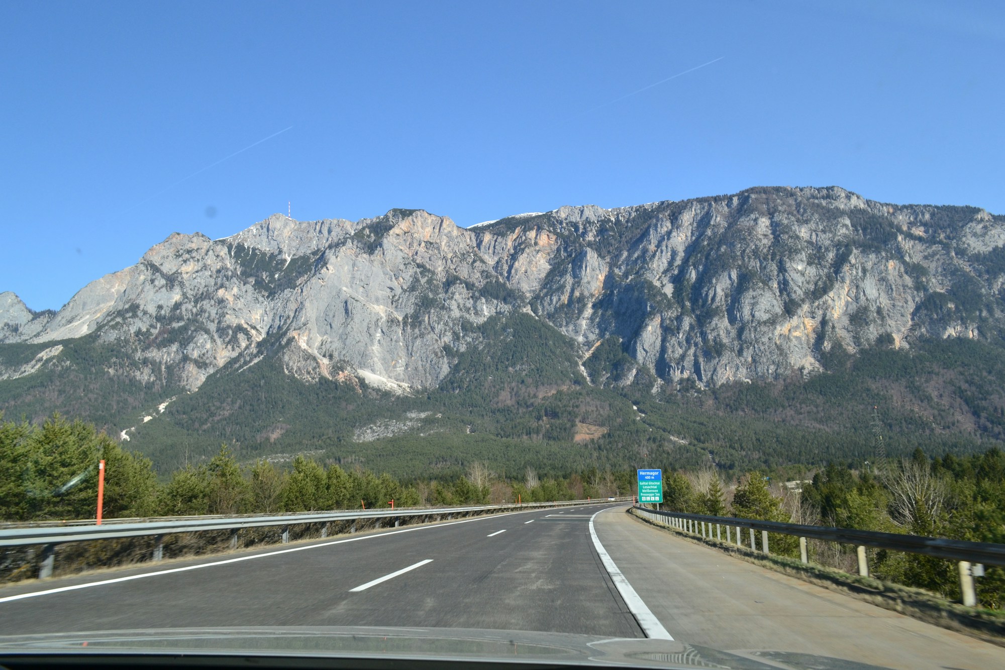 Autopista europea que conduce hacia una cadena montañosa, símbolo de la amplia red de FlixBus
