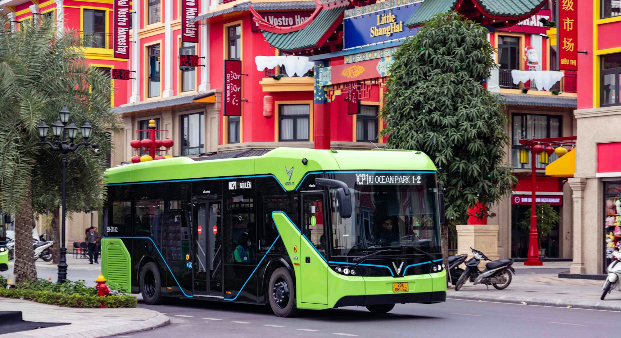 Autobús eléctrico verde de FlixBus circulando por una calle urbana en 2026