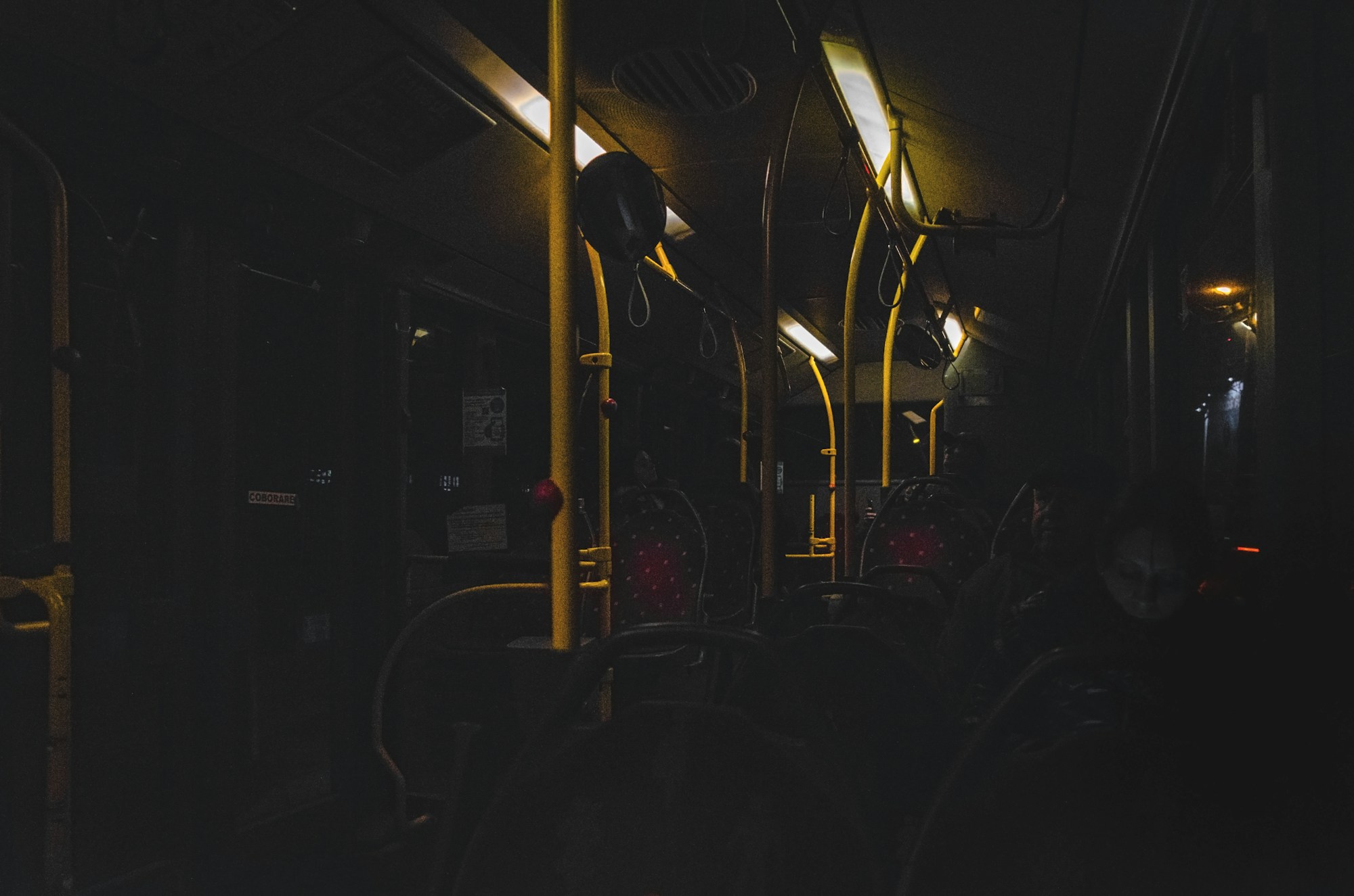 Autopista europea iluminada de noche, escenario típico de los trayectos nocturnos de FlixBus