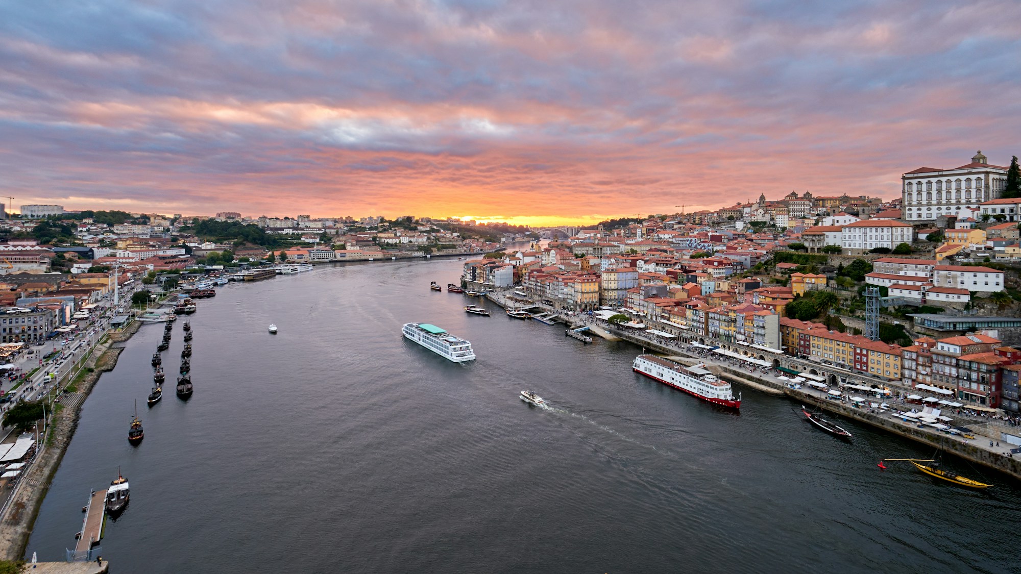 Vista panorámica del río Duero y las fachadas coloridas de Oporto en Portugal
