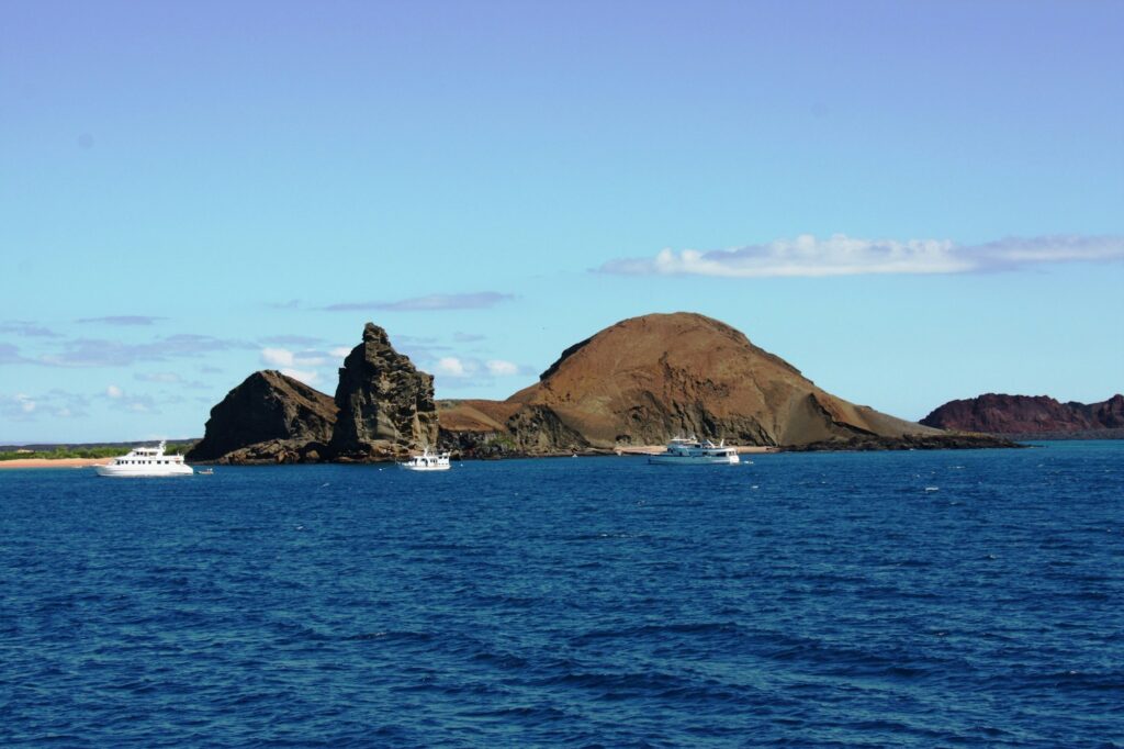 Vue panoramique des îles Galápagos depuis l'océan Pacifique