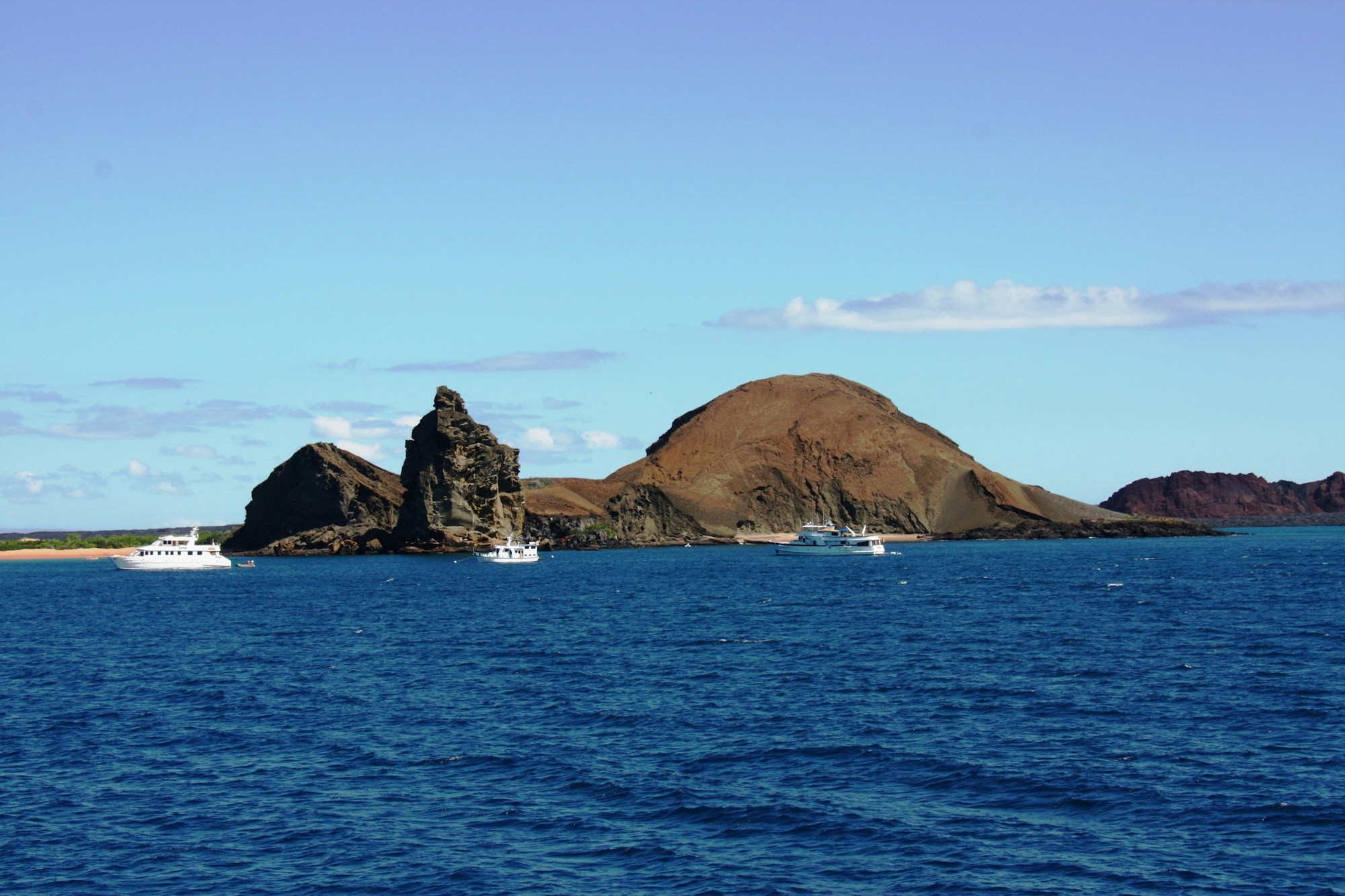 Vue aérienne des îles Galápagos depuis l'océan Pacifique, Équateur
