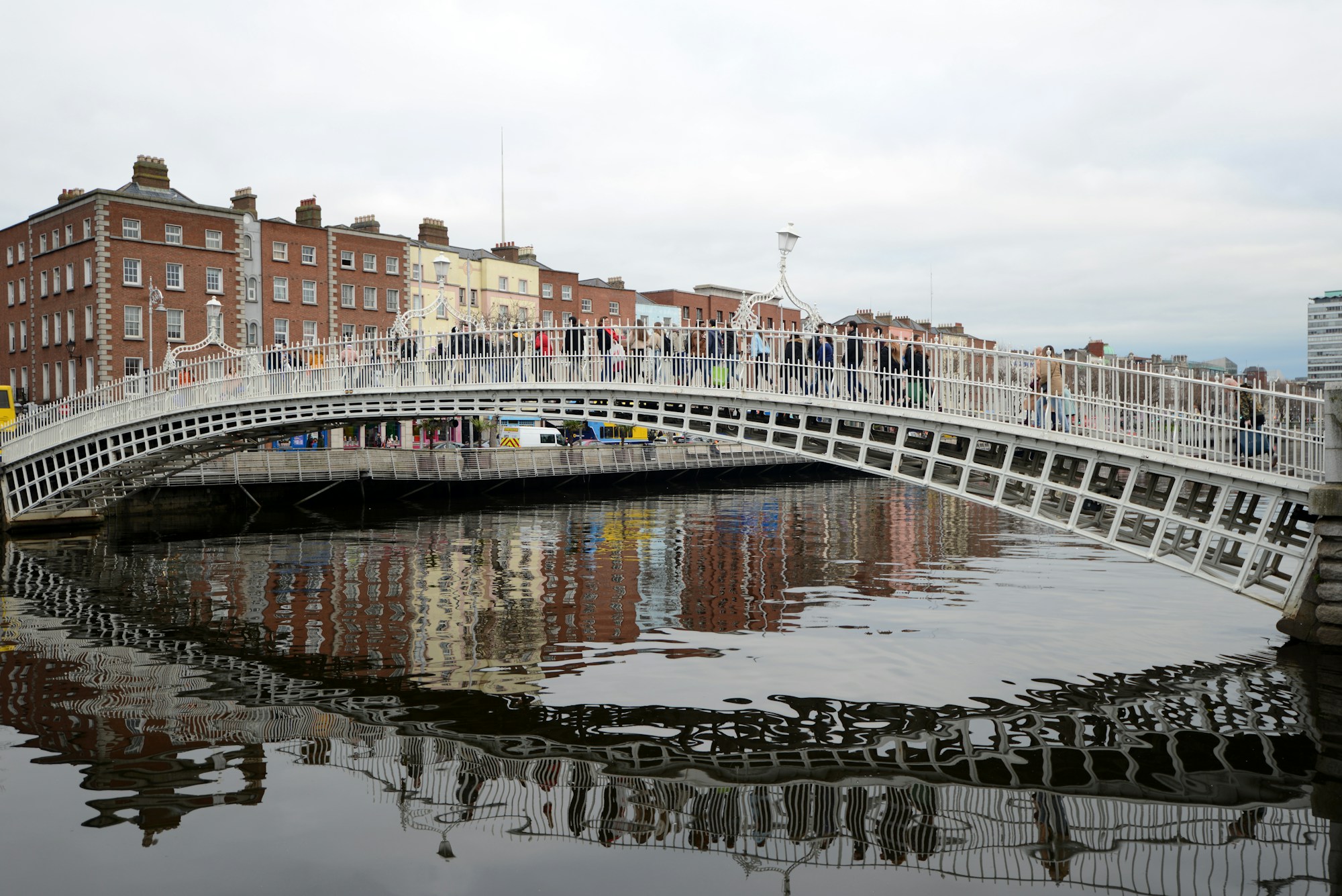 Ha'Penny Bridge et River Liffey au cœur de Dublin, Irlande