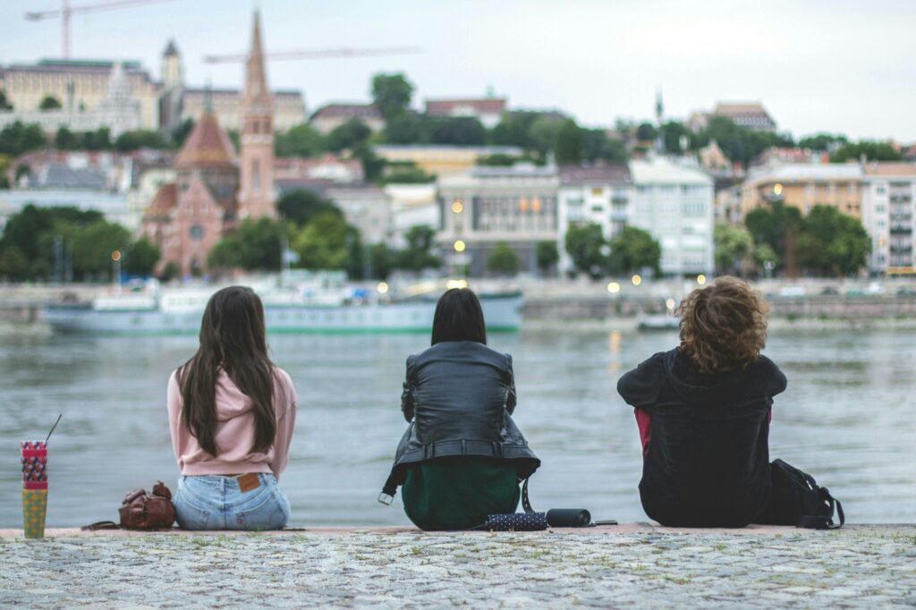 Jeunes voyageurs contemplant une ville européenne au crépuscule