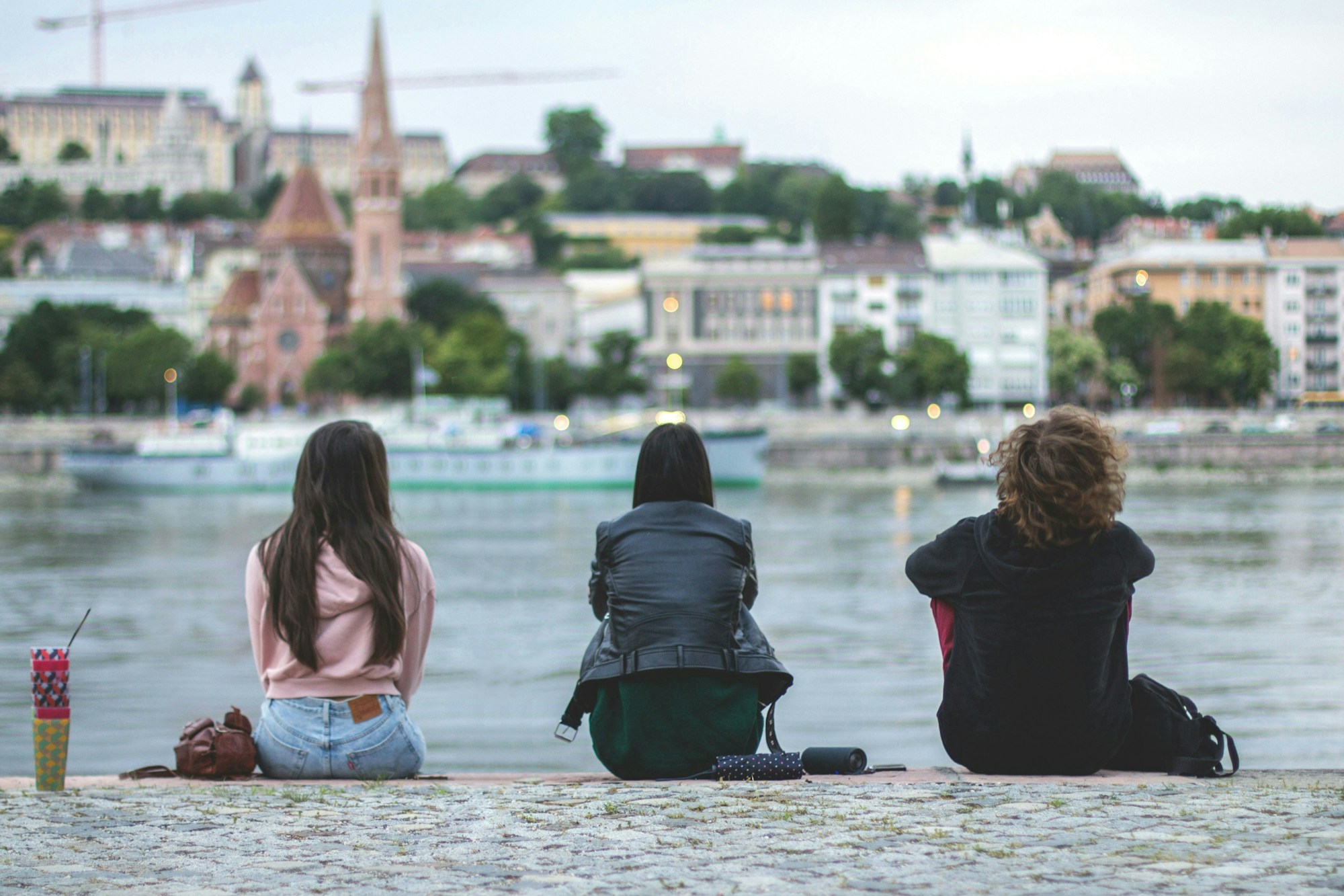 Jeunes voyageurs contemplant le Danube à Budapest au crépuscule