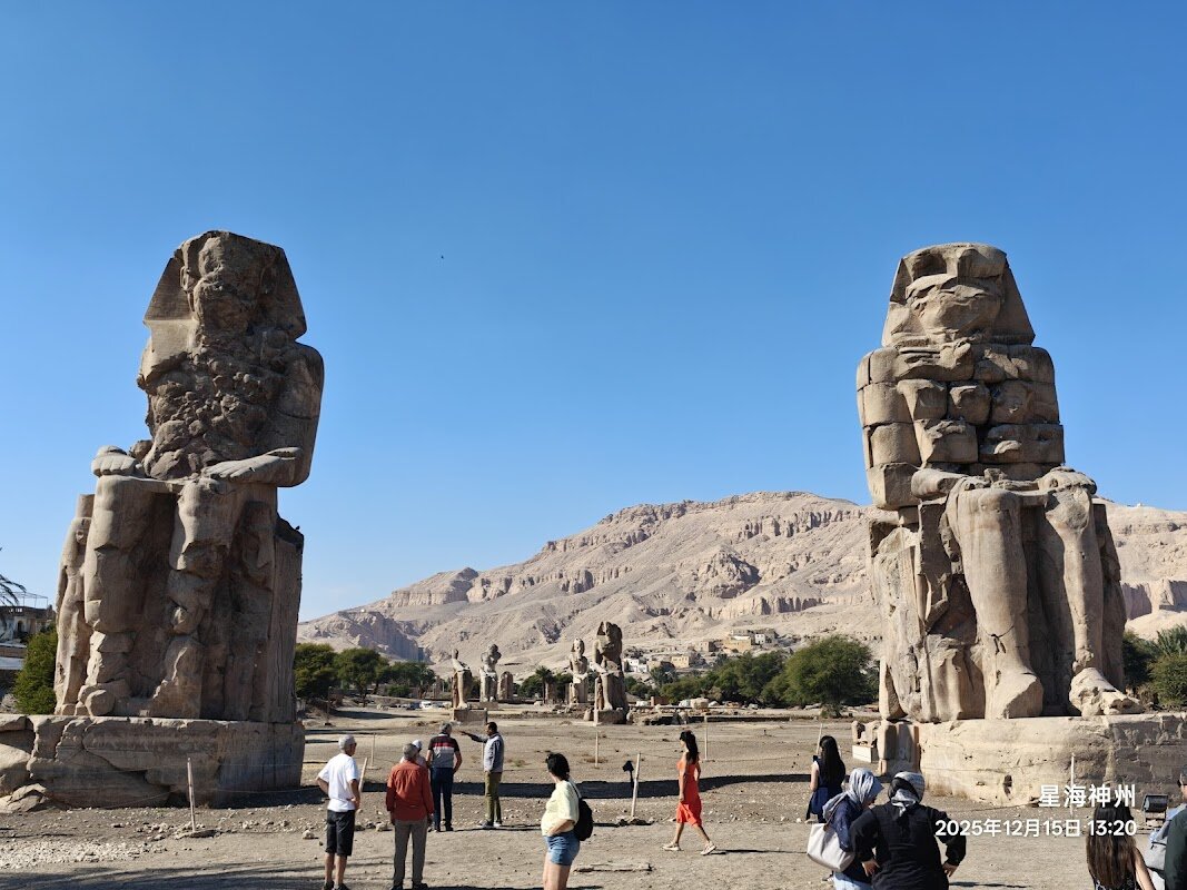 Arrêt aux Colosses de Memnon – Colosses de Memnon, Rive Ouest, Louxor, Égypte (photo 1)