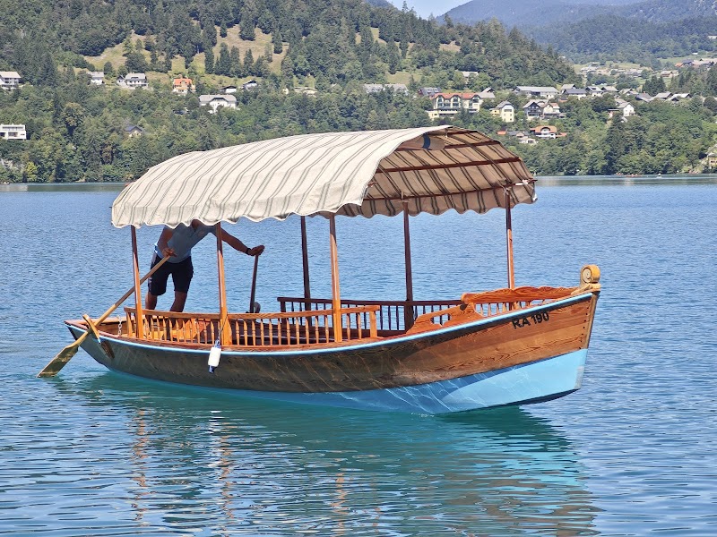 Bateaux Pletna vers l'île de Bled – Bled (photo 2)