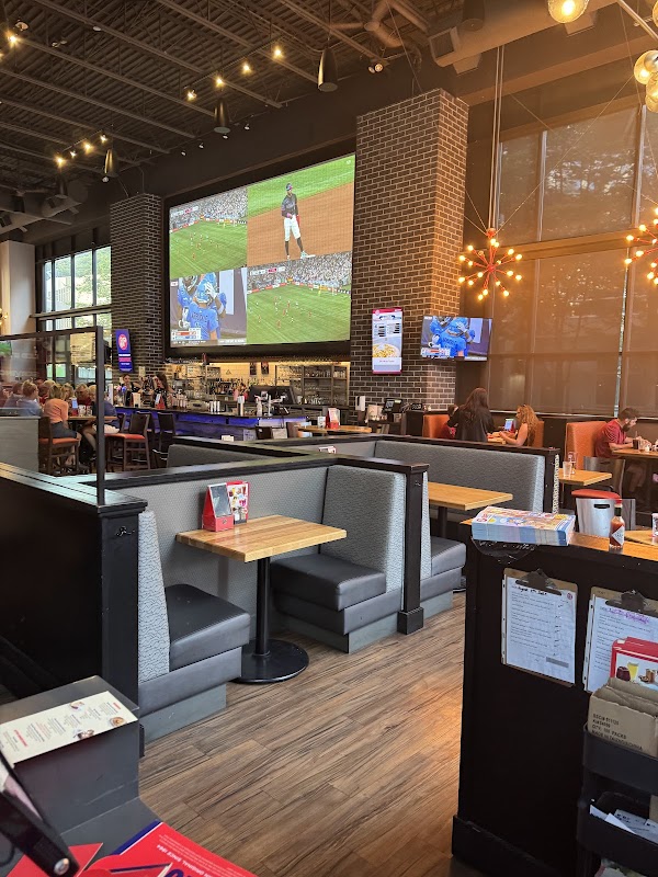 Boston Pizza – Mount Pleasant, Vancouver (photo 3)