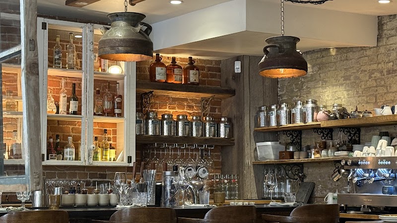 Chez Rioux & Pettigrew – Saint-Roch, Québec (photo 2)