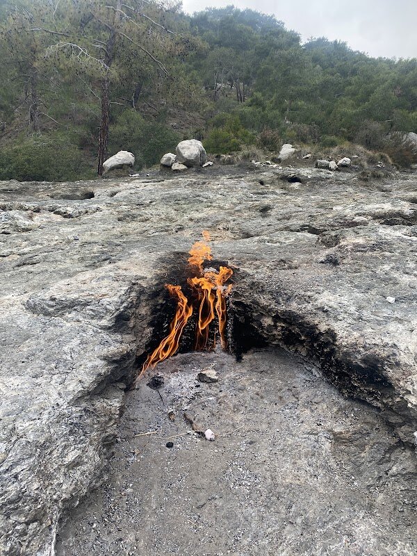 Chimère - Flammes éternelles (nocturne) – Yanartaş, Çıralı, Kemer, Antalya, Turquie (photo 1)