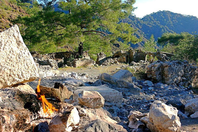 Chimère - Flammes éternelles (nocturne) – Yanartaş, Çıralı, Kemer, Antalya, Turquie (photo 2)