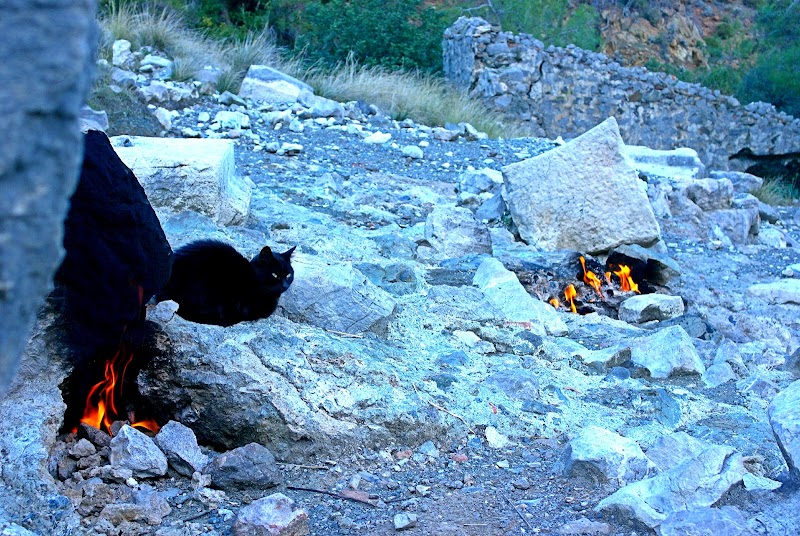 Chimère - Flammes éternelles (nocturne) – Yanartaş, Çıralı, Kemer, Antalya, Turquie (photo 3)
