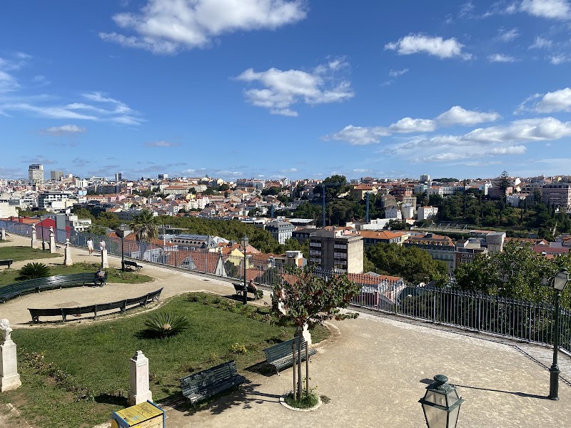Coucher de soleil au Miradouro de São Pedro de Alcântara – R. de São Pedro de Alcântara, 1200-470 Lisboa (photo 2)