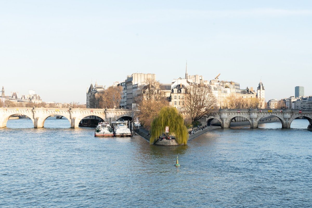 Croisière sur la Seine – Square du Vert-Galant, près du Pont Neuf, Paris (photo 1)