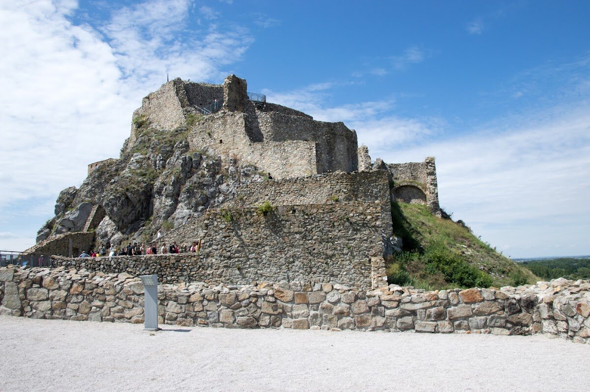 Découverte du Château de Devín – Muránska 10, 841 10 Devín, Slovaquie (photo 1)