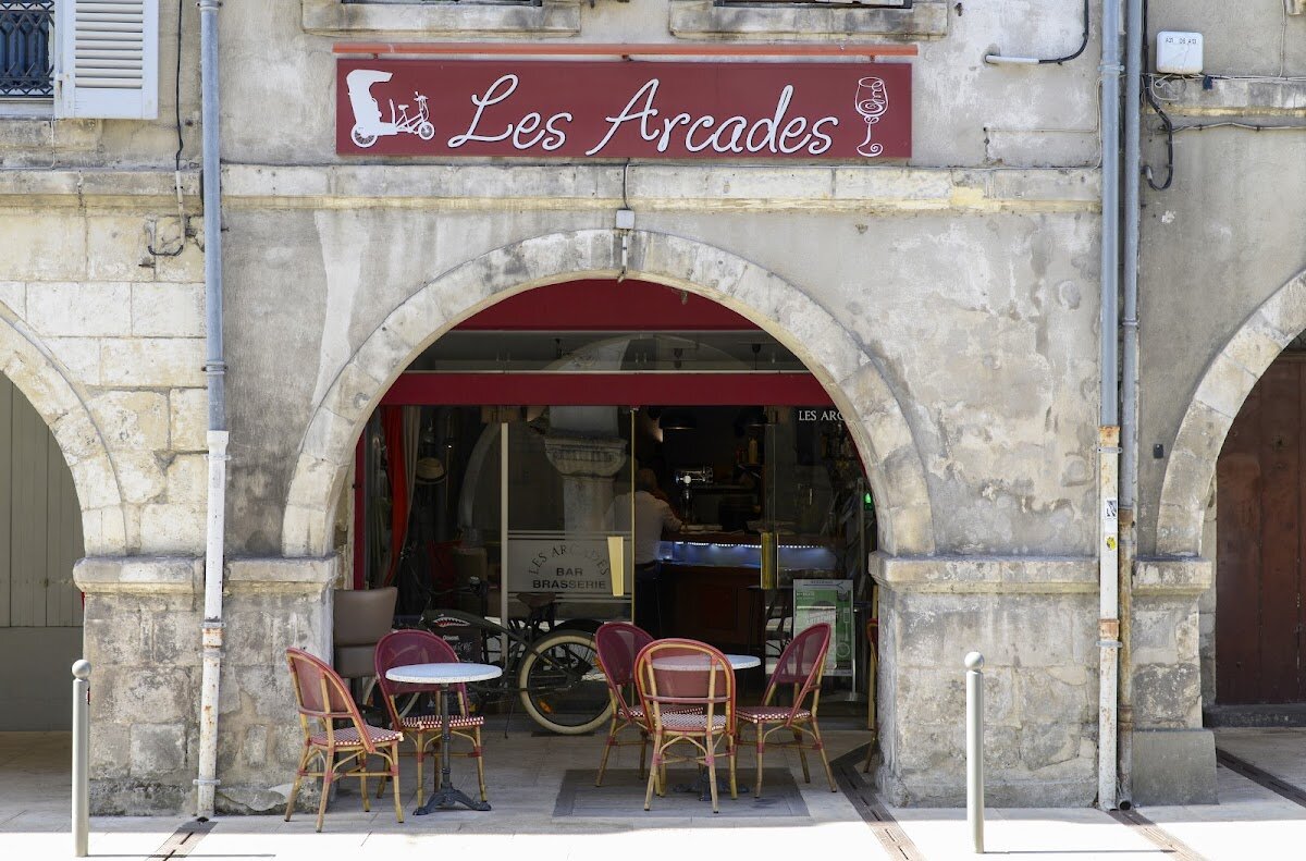 Flânerie dans les rues historiques – Rues à arcades (Rue du Palais, Rue des Merciers), La Rochelle (photo 1)