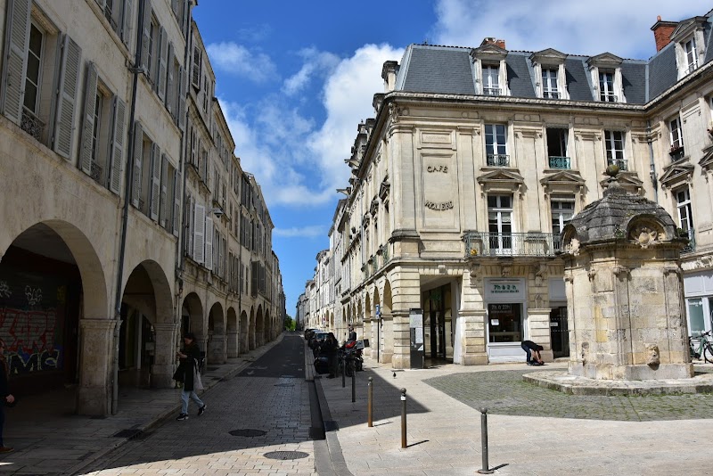 Flânerie dans les rues historiques – Rues à arcades (Rue du Palais, Rue des Merciers), La Rochelle (photo 2)