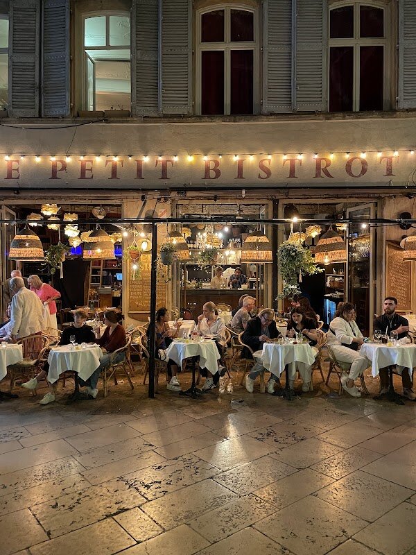 Immersion dans les marchés provençaux – Marché Place Richelme, Place Richelme, Aix-en-Provence (photo 1)