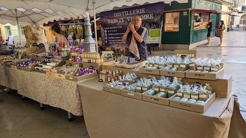 Immersion dans les marchés provençaux – Marché Place Richelme, Place Richelme, Aix-en-Provence (photo 2)