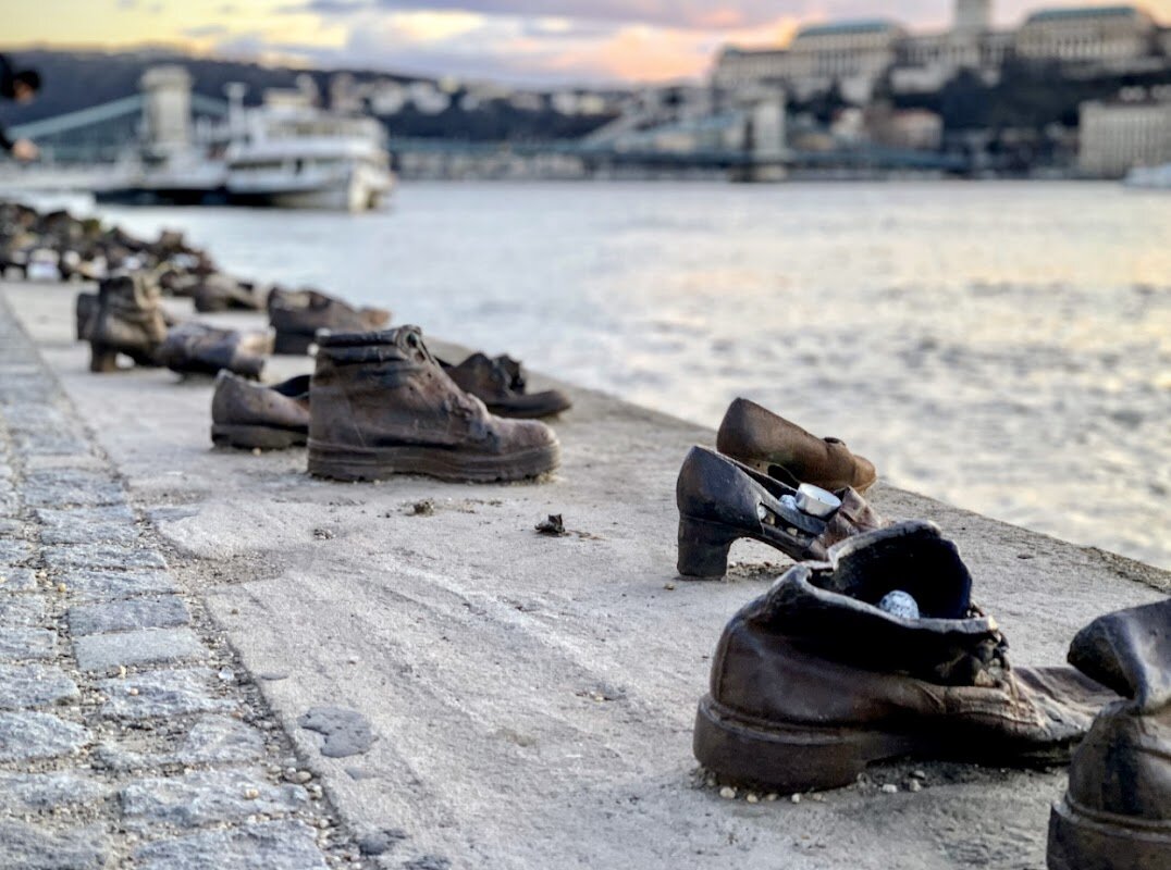 Mémorial des Chaussures au bord du Danube – Id. Antall József rkp., Budapest (photo 1)