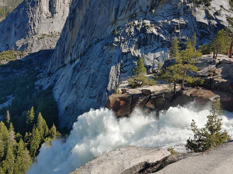 Mist Trail Hiking – Yosemite Valley (photo 2)