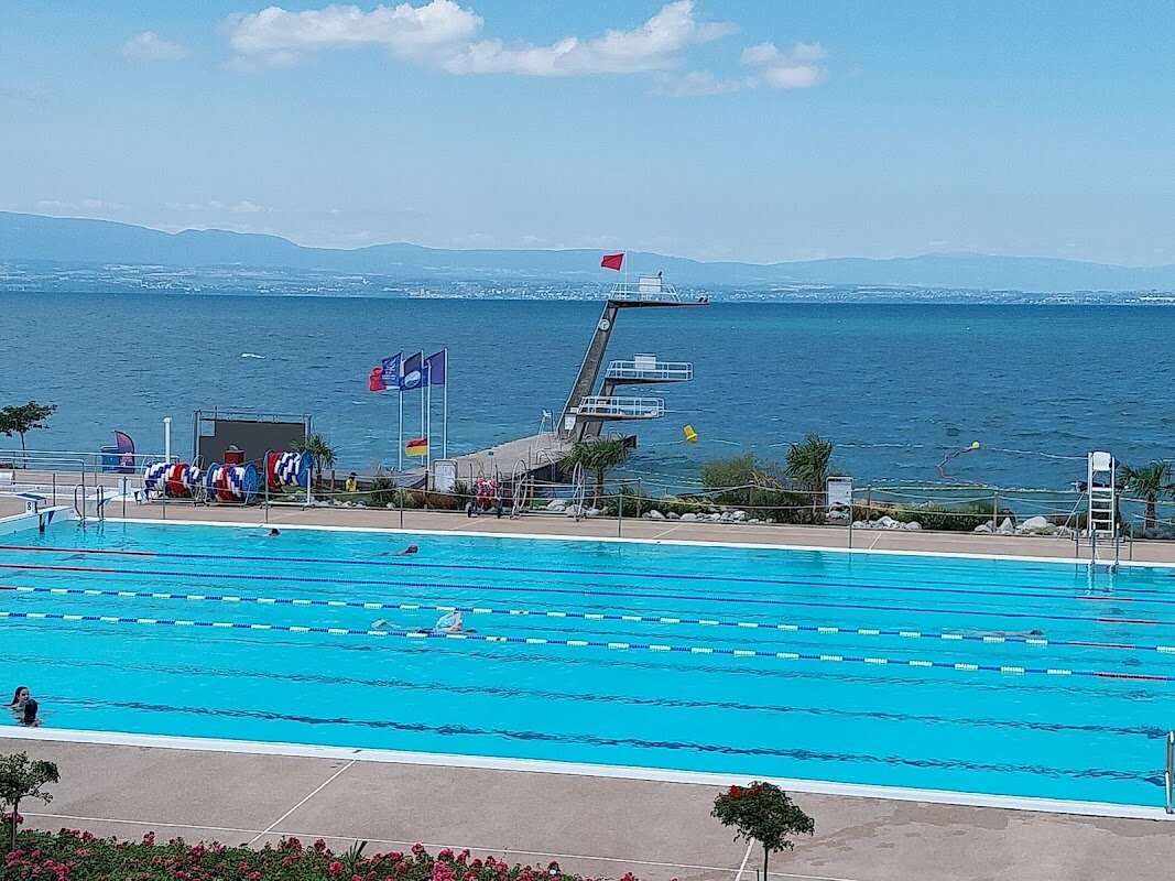 Plaisirs aquatiques au Centre Nautique – Avenue de Neuvecelle, 74500 Évian-les-Bains (photo 1)
