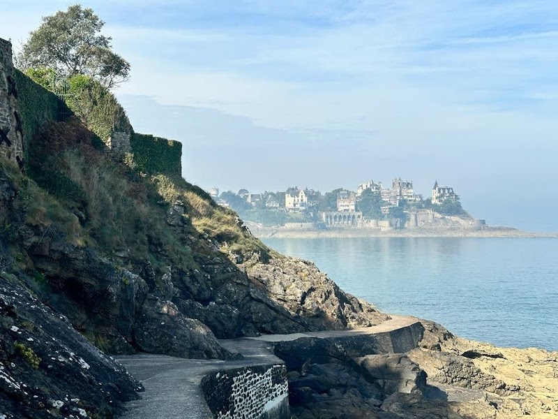 Randonnée côtière sur le GR34 (Saint-Malo à Dinard) – Sentier des Douaniers (GR34), plage de Bon Secours, Intra-Muros, 35400 Saint-Malo (photo 3)