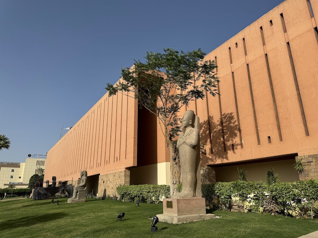 Rencontre avec conservateur (musée de Louxor) – Louxor Museum, Égypte (photo 1)