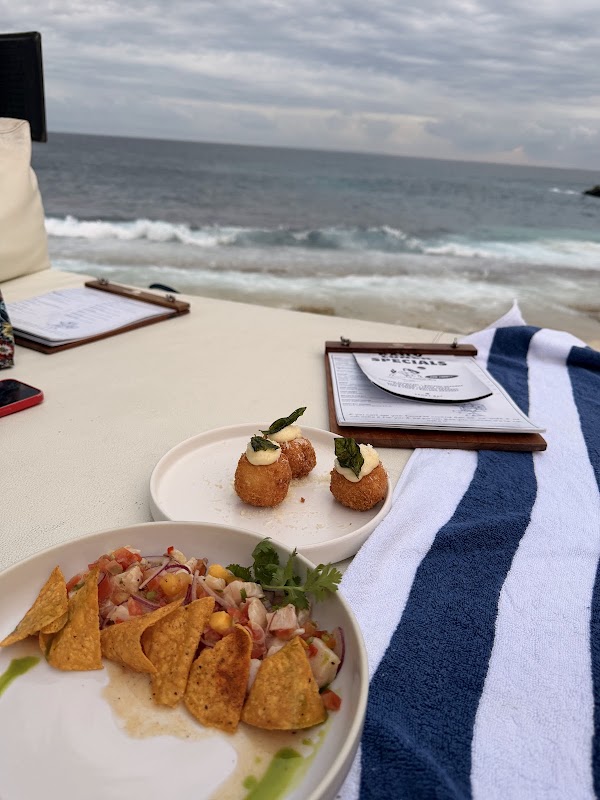 Sandy Bay Beach Club – Jungutbatu, Nusa Lembongan, Bali (photo 3)