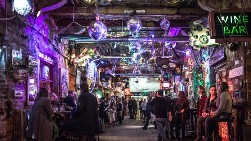 Soirée dans les Ruin Bars – Szimpla Kert, Kazinczy utca 14, Budapest (photo 1)