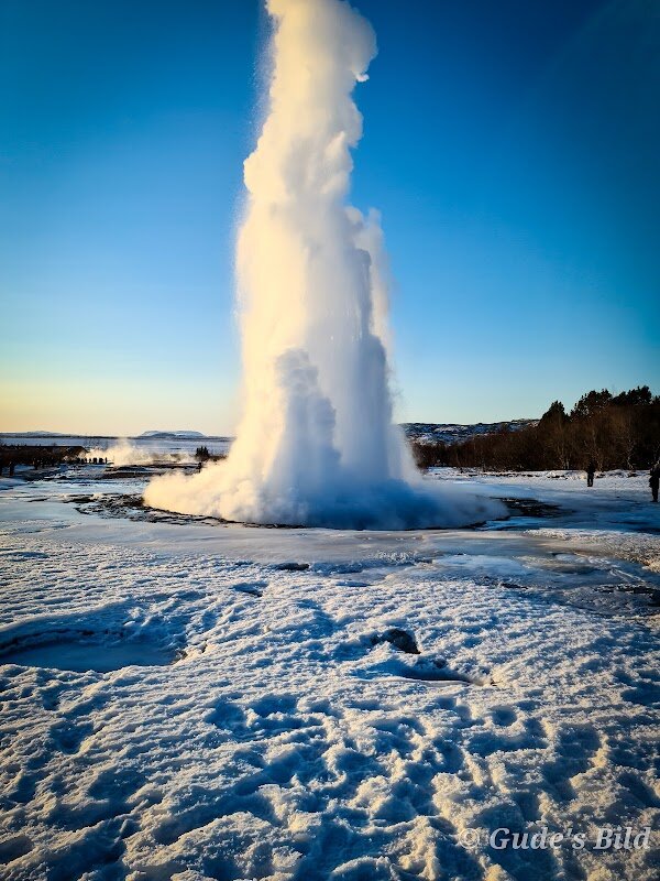Strokkur Geyser Observation – Geysir, Golden Circle, Islande (photo 1)