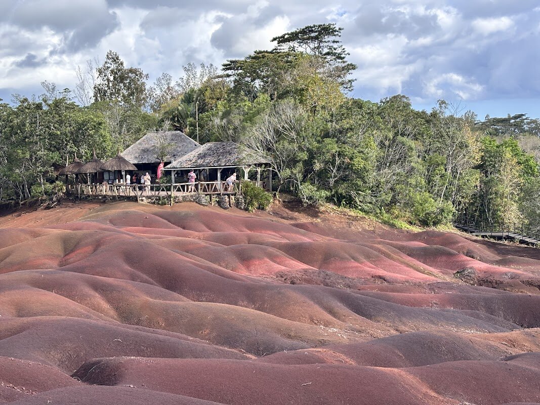 Visite de la Terre des 7 Couleurs et cascade de Chamarel – Chamarel, Rivière Noire (photo 1)