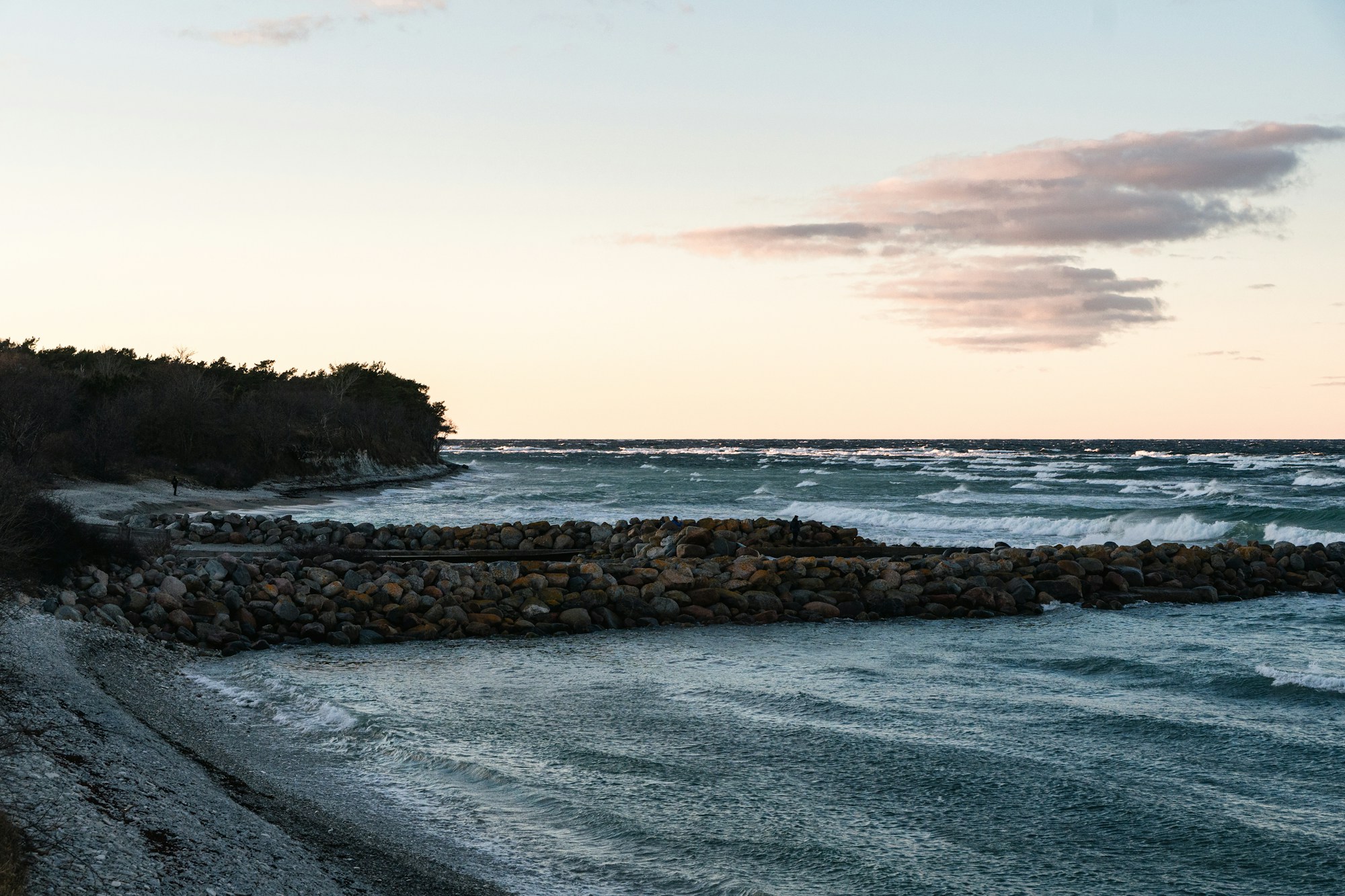 Côte rocheuse au coucher du soleil sur l'île de Gotland, Suède — bord de mer baltique