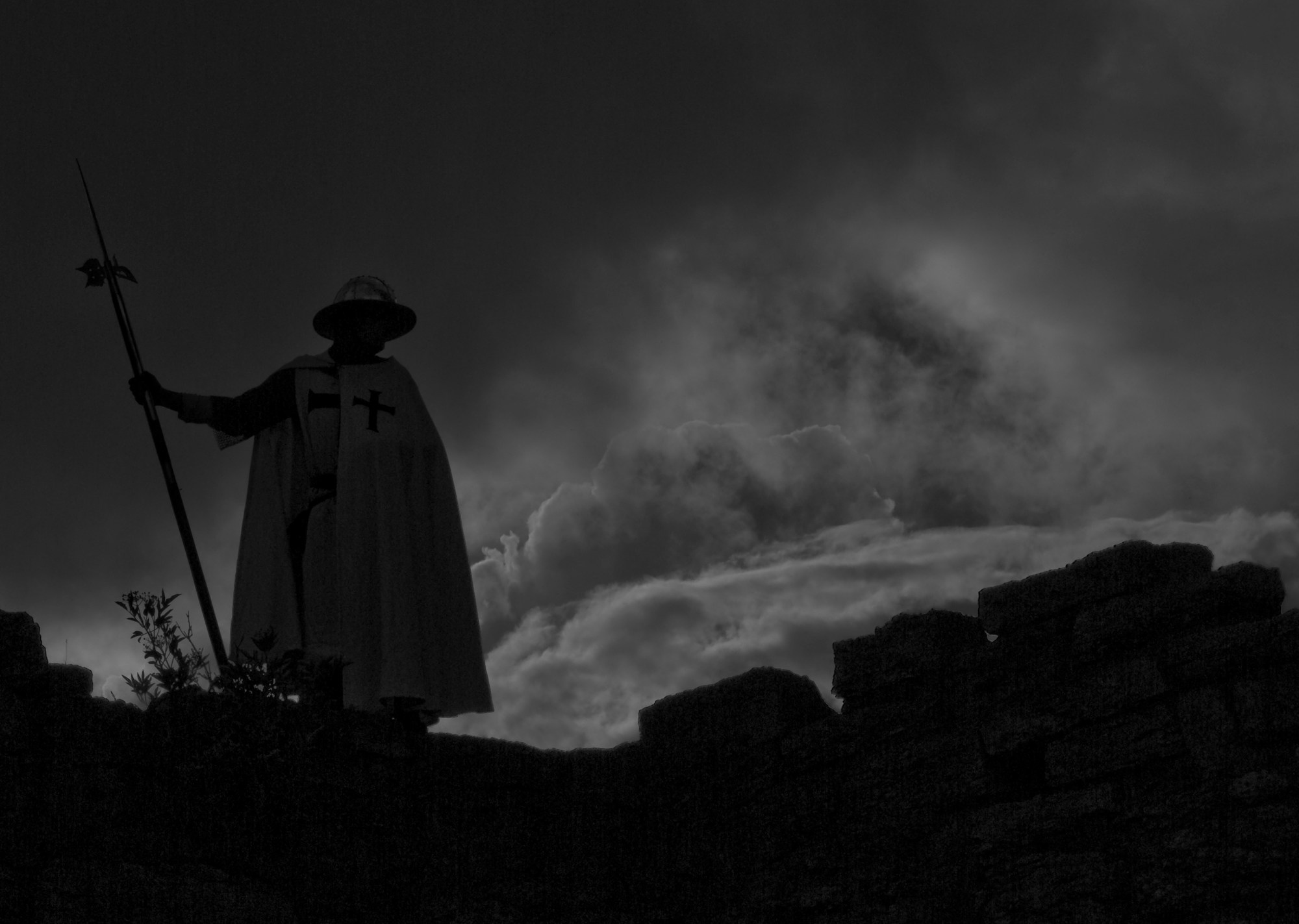 Croisé en armure sur les remparts de Visby lors de la Semaine Médiévale, Gotland, Suède