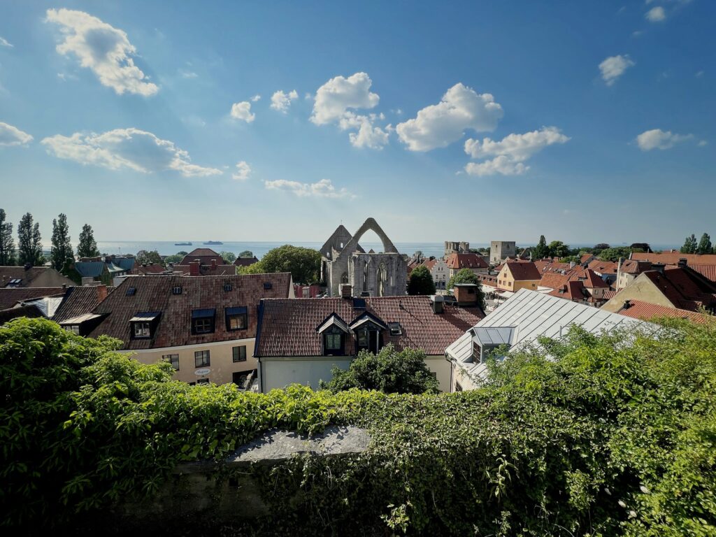 Vue panoramique de la vieille ville de Visby, Gotland, Suède — cité médiévale classée UNESCO