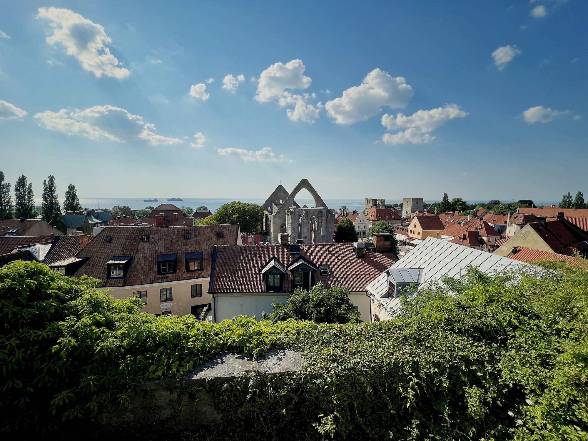 Vue panoramique de la vieille ville de Visby, Gotland, Suède — cité médiévale classée UNESCO