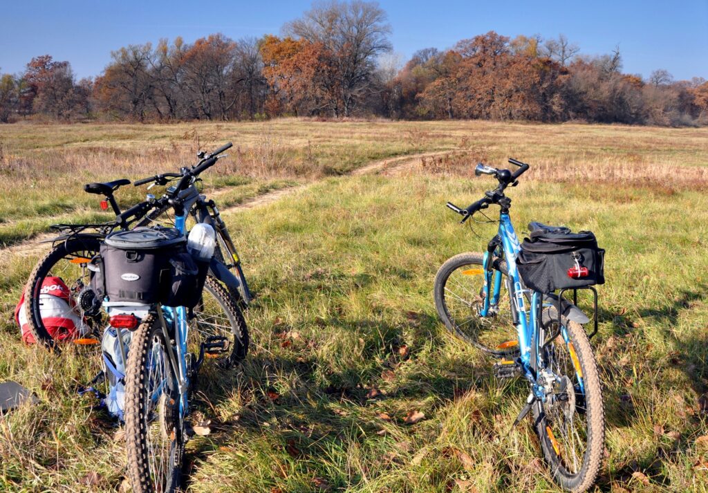 Vélos de gravel chargés pour le bikepacking en automne dans la montagne
