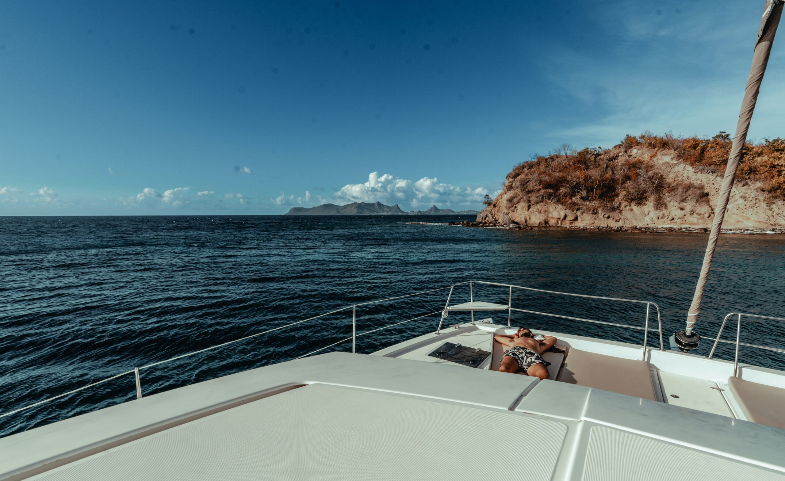 Yacht dans les eaux turquoise des Grenadines, Carriacou