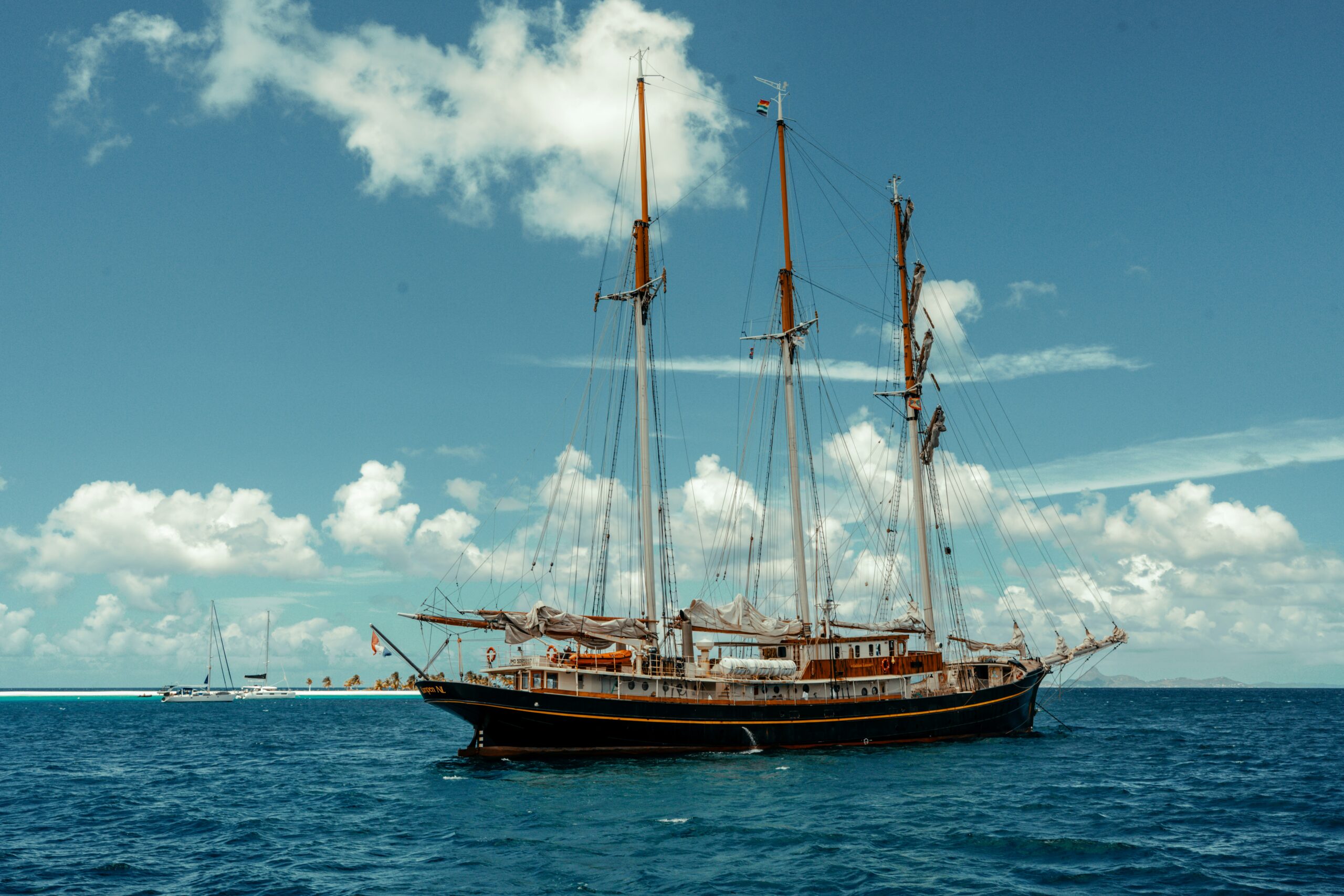 Voilier classique ancré dans les eaux cristallines des Grenadines, Sandy Island Carriacou