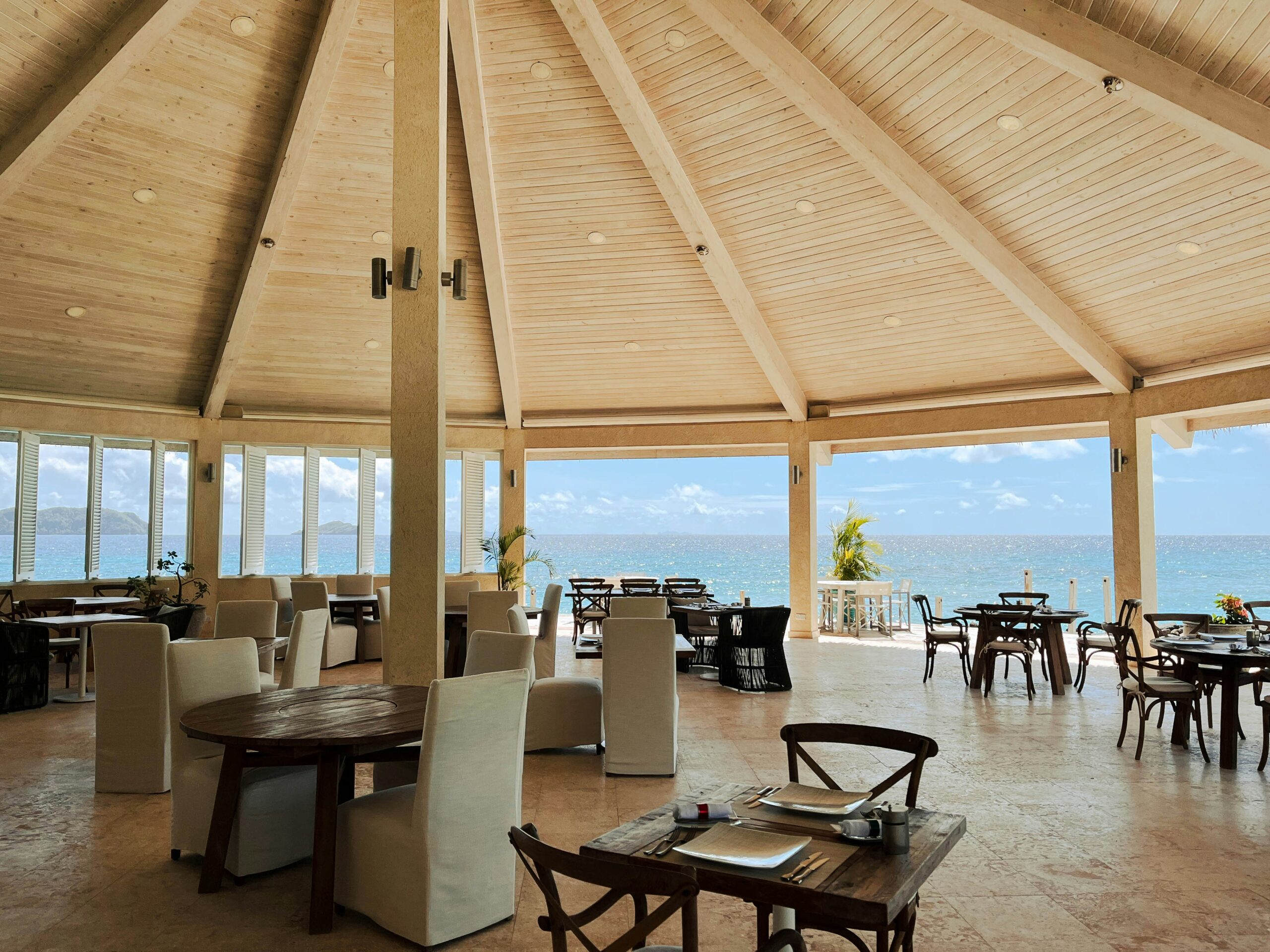 Terrasse de bar avec vue sur la mer des Caraïbes à Bequia, Saint-Vincent-et-les-Grenadines