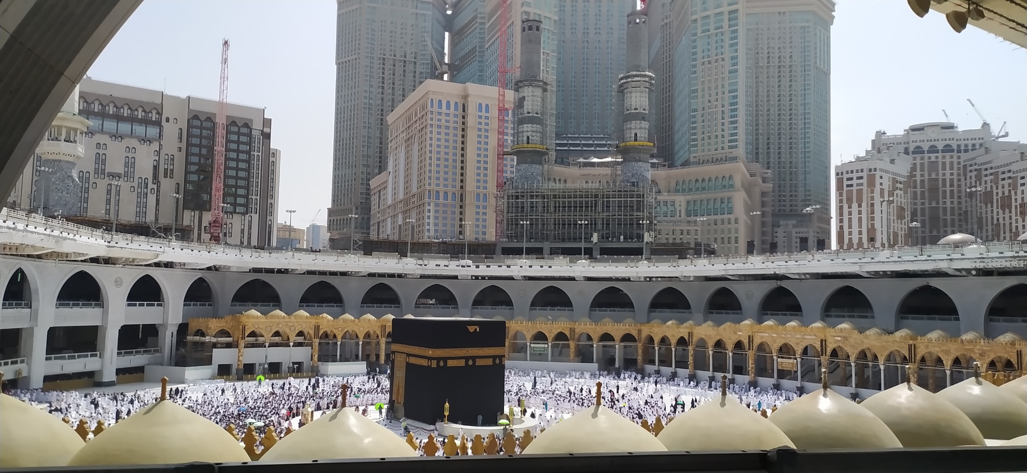 Vista aérea de peregrinos en círculo alrededor de la Kaaba en La Gran Mezquita de La Meca, Arabia Saudita