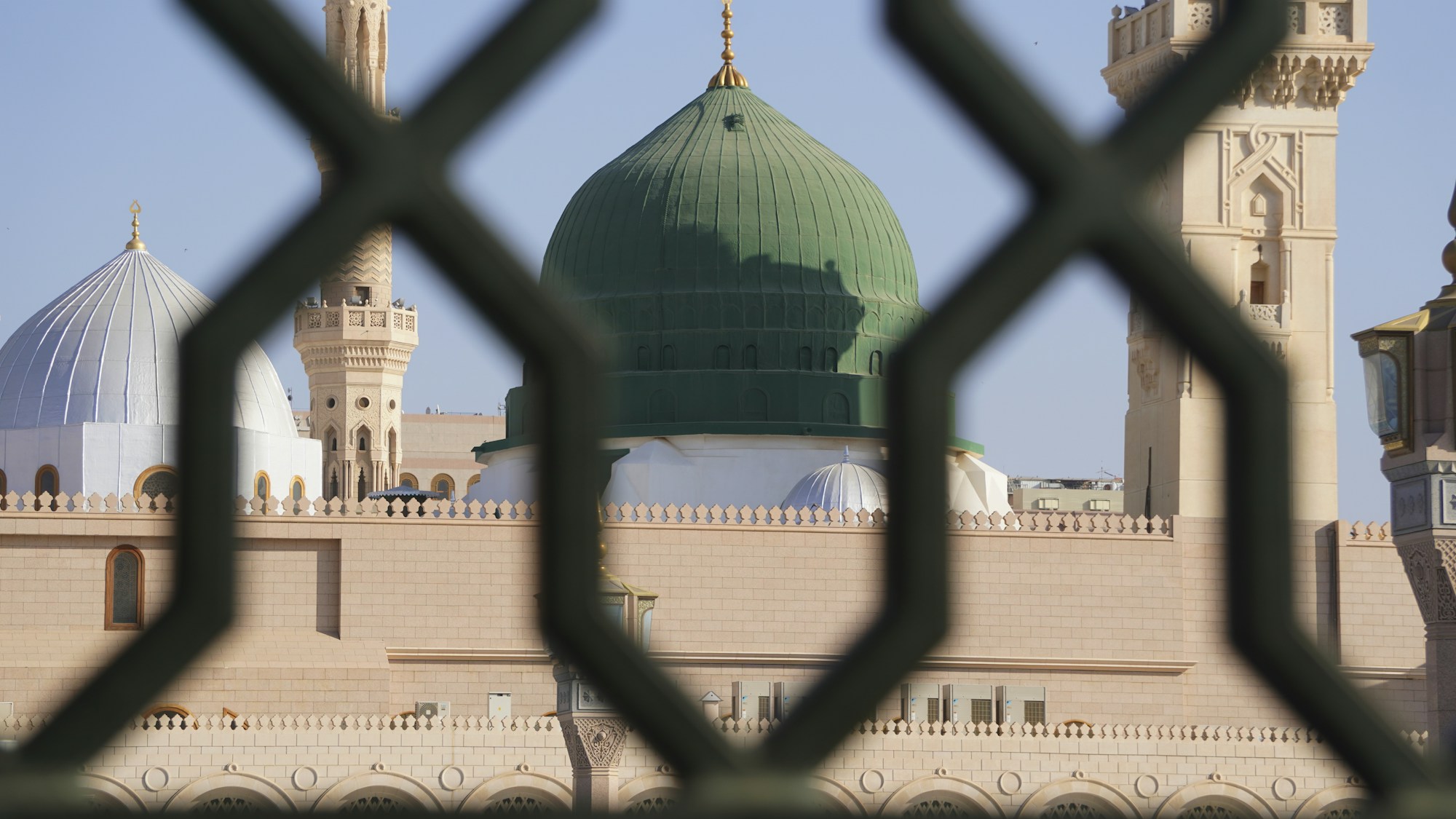 Gran mezquita con cúpula verde en Medina, segunda ciudad santa del Islam en Arabia Saudita